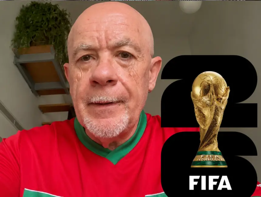 مرتديا قميص 