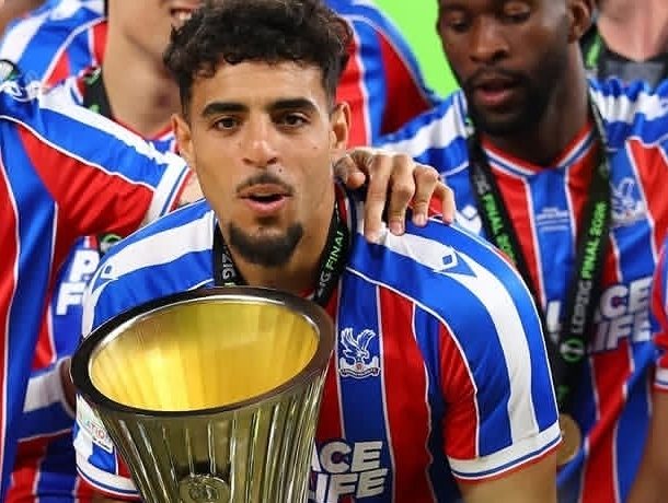 الجامعة الملكية المغربية لكرة القدم تهنئ شادي رياض بعد تتويجه بلقب دوري المؤتمر الأوروبي رفقة فريقه كريستال بالاس الإنجليزي