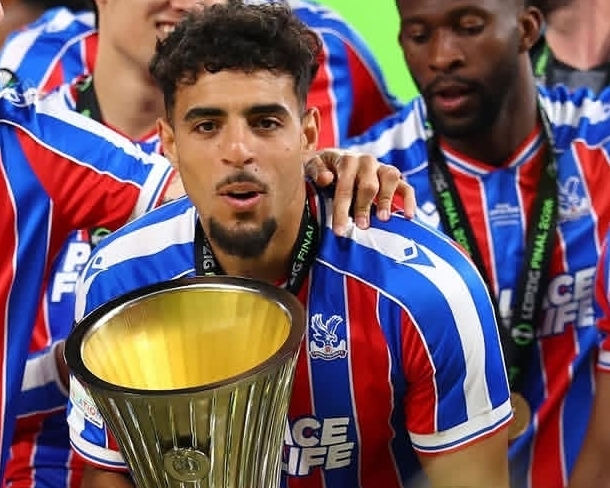 الجامعة الملكية المغربية لكرة القدم تهنئ شادي رياض بعد تتويجه بلقب دوري المؤتمر الأوروبي رفقة فريقه كريستال بالاس الإنجليزي
