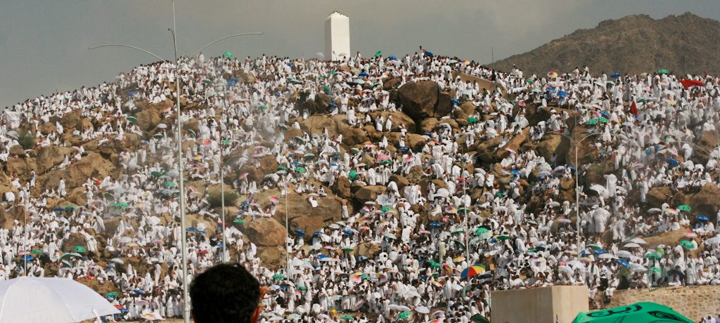 حجاج بيت الله الحرام يقفون بعرفات لأداء ركن الحج الأعظم في أجواء إيمانية ودرجات حرارة مرتفعة