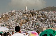 حجاج بيت الله الحرام يقفون بعرفات لأداء ركن الحج الأعظم في أجواء إيمانية ودرجات حرارة مرتفعة