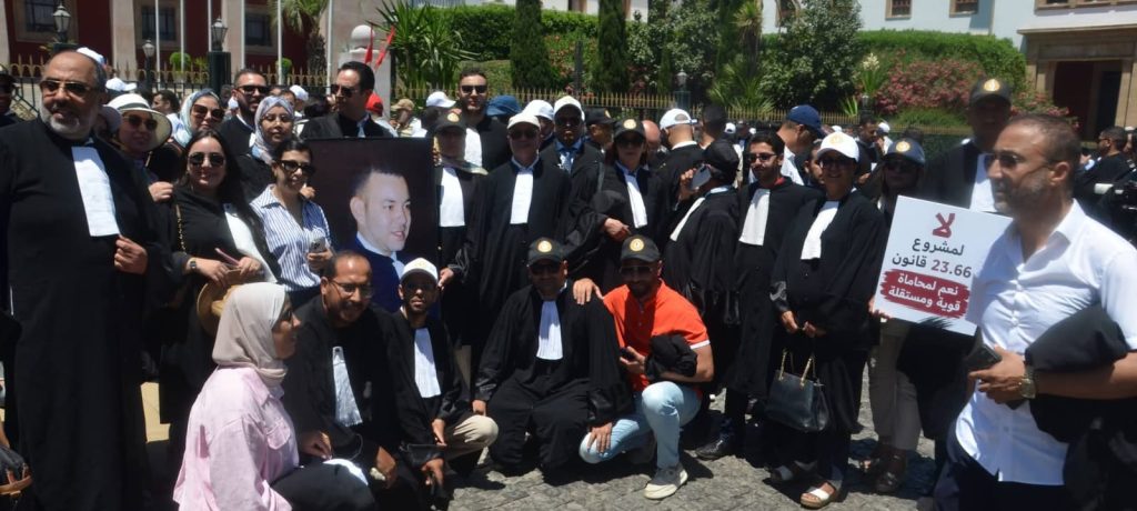 المحامون يصعدون ضد مشروع قانون المهنة 23.66.. وقفة احتجاجية واعتصام إنذاري أمام البرلمان (صور)