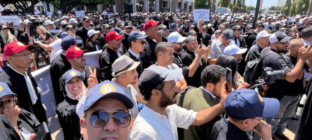 جمعية هيئات المحامين بالمغرب ترفع سقف التصعيد وتعلن برنامجا احتجاجيا مفتوحا ضد مشروع القانون 66.23