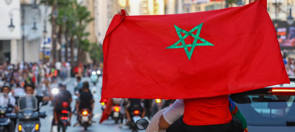 سفارة المغرب بباريس تلجأ للقضاء الفرنسي ضد جزائريين دنسوا العلم الوطني وآخرين اعتدوا على نساء يرتدين قميص 