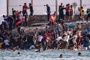 في حصيلة مؤقتة..57 جثة على السواحل وآلاف المهاجرين المقتحمين لسبتة المحتلة يعودون طواعية إلى المغرب بعد ساعات طوال من الجوع والعطش والزرواطة في الثغر المحتل