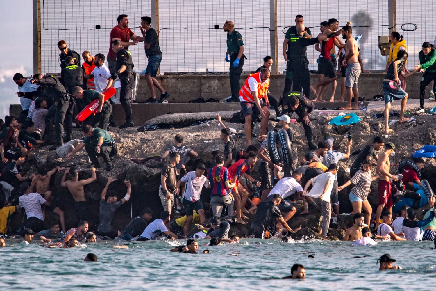 في حصيلة مؤقتة..57 جثة على السواحل وآلاف المهاجرين المقتحمين لسبتة المحتلة يعودون طواعية إلى المغرب بعد ساعات طوال من الجوع والعطش والزرواطة في الثغر المحتل