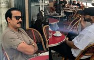 لقاء عفوي بين الشيخ تميم بن حمد آل ثاني أمير دولة قطر ووليد الركراكي في أحد مقاهي باريس