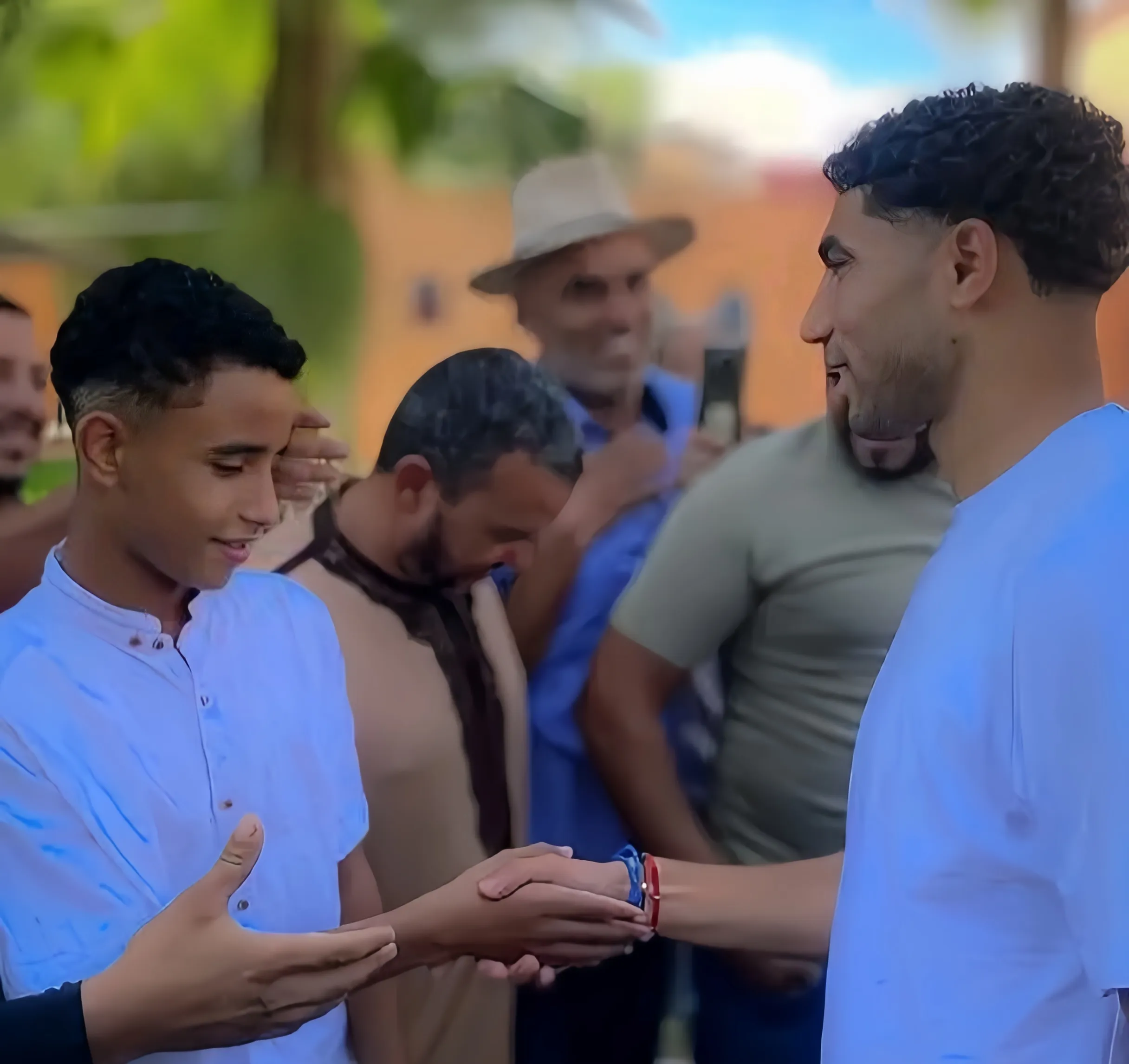 أشرف حكيمي يحل بتارودانت في زيارة حملت طابعاً إنسانياً وخاصاً إلى تعاونية 