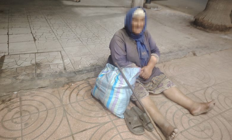 امرأة مسنة تفترش الشارع بالكارة وتناشد باشا المدينة التدخل لإنقاذها