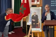من مدينة العيون.. مسؤول أمريكي كبير يقبل العلم المغربي ويفاجئ الحاضرين